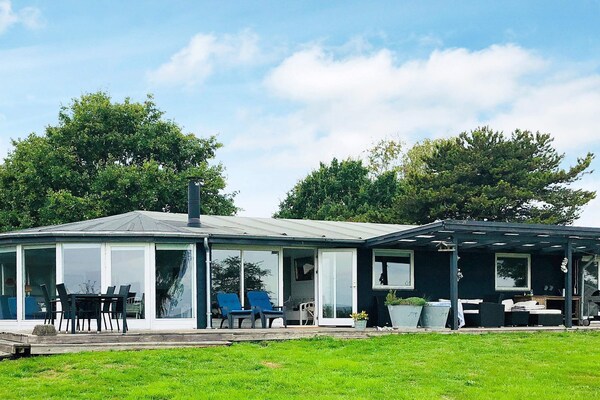 Strandvilla met whirlpool en sauna direct aan zee bij Tranekær - thumbnail 1