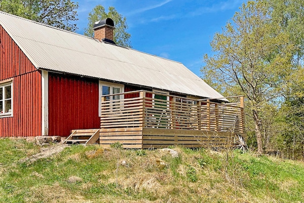 Vrijstaand vakantiehuis in de bossen bij Osby, 4 km van meer - thumbnail 1