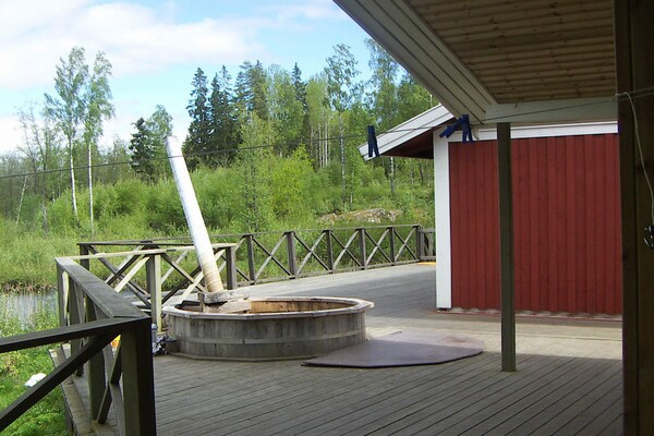 Ruim vakantiehuis bij Gränna met houtgestookte badkuip en privé meer - thumbnail 2
