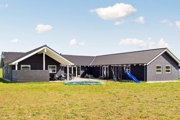 Groot vrijstaand vakantiehuis met zwembad en activiteitenruimte op 800m van zee - thumbnail 1