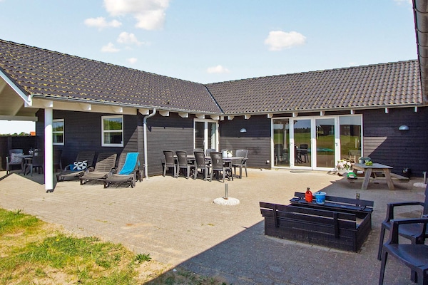 Groot vrijstaand vakantiehuis met zwembad en activiteitenruimte op 800m van zee - thumbnail 2