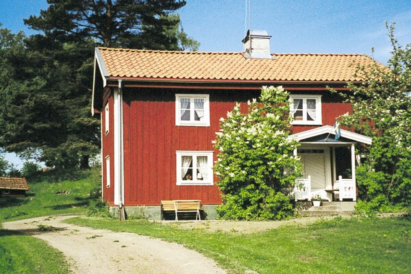 Rood-wit vakantiehuis op 150m van het Bunn-meer met roeiboot - thumbnail 1