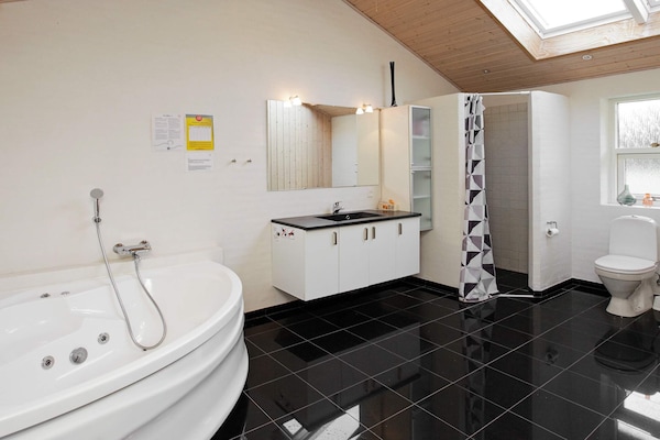 8-persoons vakantiehuis in Jerup op 700 m van de zee - thumbnail 2