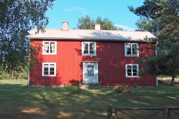 Authentiek Zweeds vakantiehuis uit 1850 aan de golfbaan in Brua Kulla - thumbnail 1