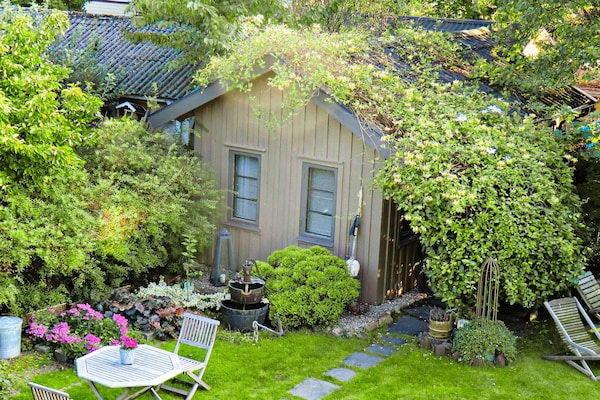 Knus Zweeds tiny house in Falkenberg, dicht bij zee en strand - thumbnail 1