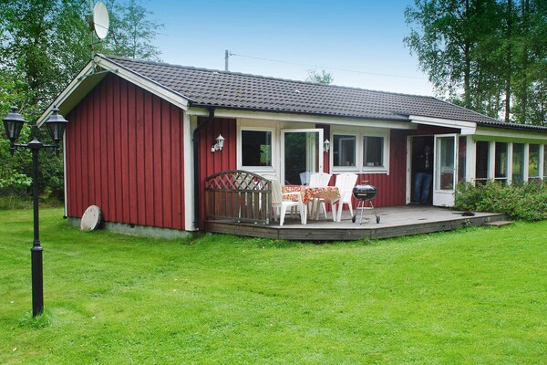 Op 300 m van het meer: Sfeervol vakantiehuis in Håcksvik - thumbnail 1
