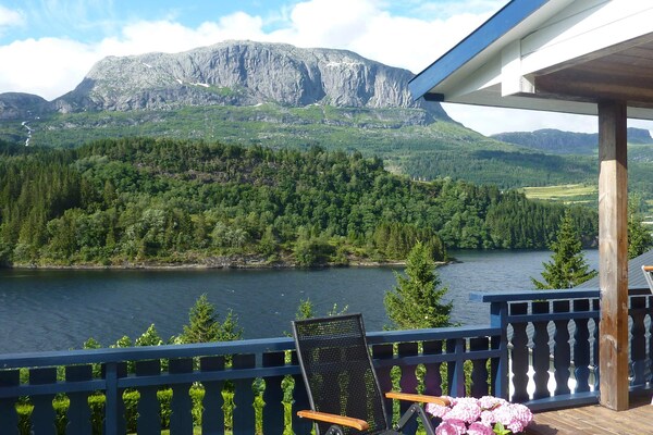 Panoramavakantiehuis aan de Dalsfjord met whirlpool en boothuur - thumbnail 1