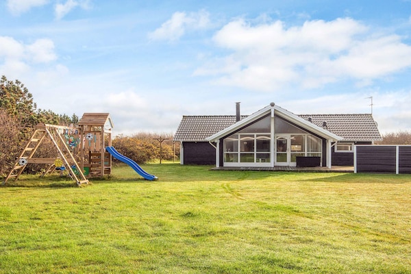 Licht vakantiehuis met sauna en bubbelbad op 300m van de Noordzee in Harboøre - thumbnail 1
