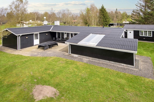 Op 300 m van zee: ruim vakantiehuis in Ørsted voor 14 personen - thumbnail 1