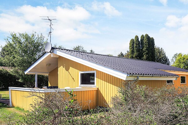 Licht vakantiehuis op Møn – 600 m van strand, met tuin en WiFi - thumbnail 1
