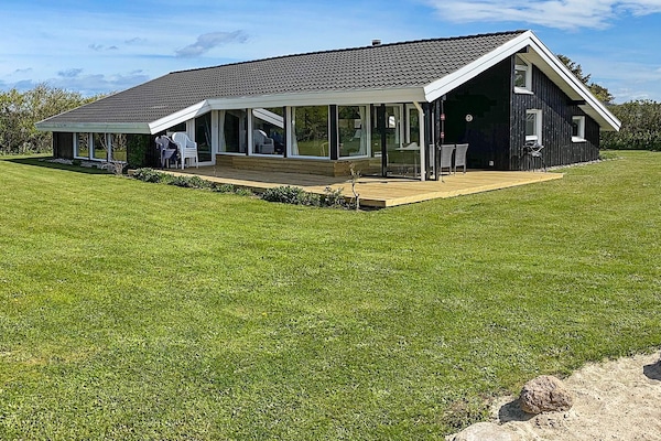 Ruim vakantiehuis met privézwembad & sauna op 900m van de Noordzee - thumbnail 1