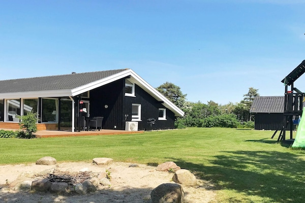 Ruim vakantiehuis met privézwembad & sauna op 900m van de Noordzee - thumbnail 3