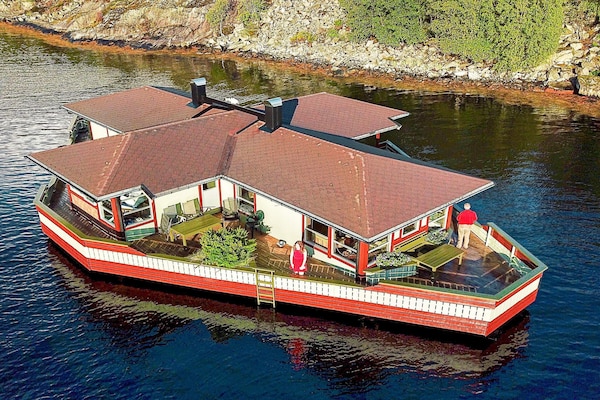 Uniek vakantiehuis op het water in Kalvåg met kajaks en boot - thumbnail 1