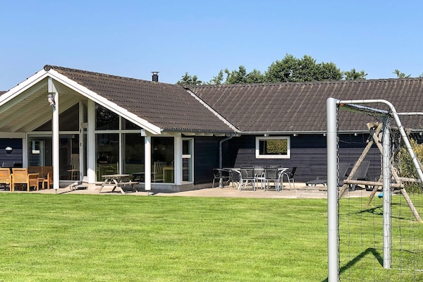 12-persoons vakantiehuis in Idestrup op 800 m van zee - thumbnail 1