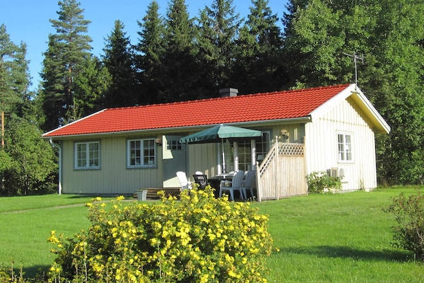 Vrijstaand vakantiehuis met panoramisch uitzicht op het meer bij Håcksvik - thumbnail 1