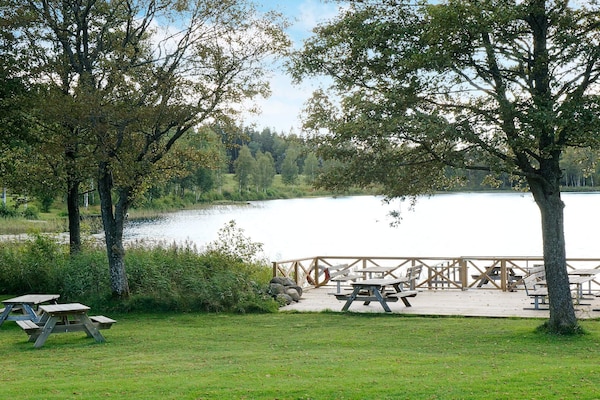Vrijstaand vakantiehuis met panoramisch uitzicht op het meer bij Håcksvik - thumbnail 2