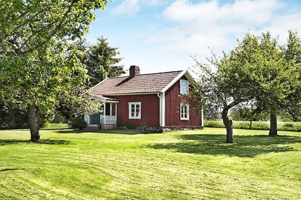 Knus rood vakantiehuisje bij het meer Älmaren in Ekkullen - thumbnail 2