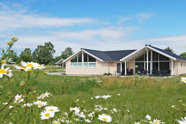 Ruim vakantiehuis voor 16 personen met zwembad en activiteitenruimte in Tisvildeleje - thumbnail 3