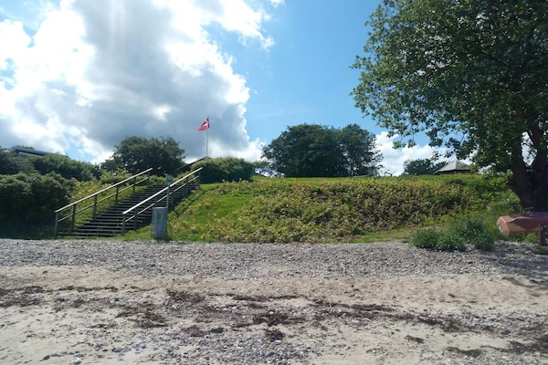 Verhoogd gelegen vakantiehuis met whirlpool op 300 meter van de zee bij Børkop - thumbnail 4