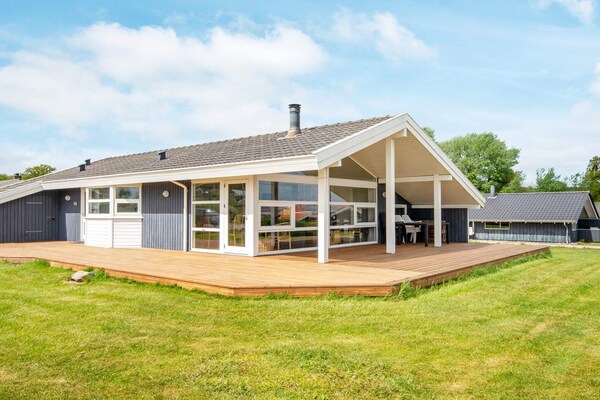 Vrijstaand vakantiehuis met panoramisch uitzicht over de Kleine Belt, 200m van zee - thumbnail 1