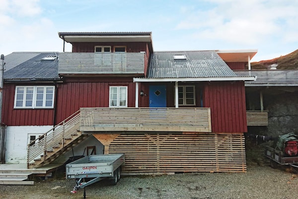 Vakantiehuis aan de kust bij Ballstad met sauna, vissersfaciliteiten en bootverhuur - thumbnail 1