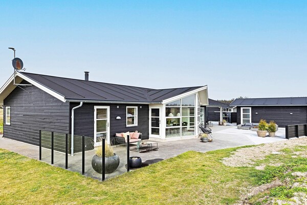 Ruim vakantiehuis met whirlpool, sauna & biljart op 900m van strand in Løkken - thumbnail 1