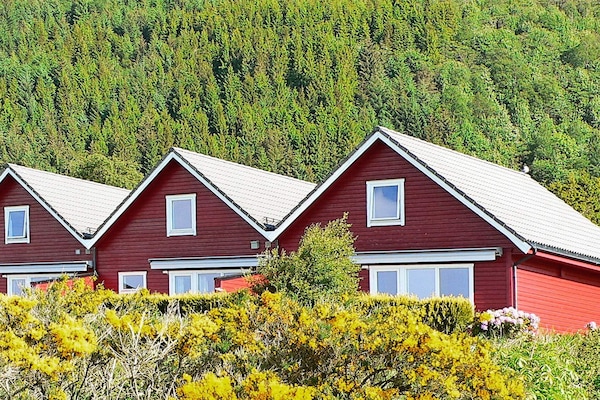 Modern vakantiehuis met panoramisch fjordzicht in Sørbøvåg - thumbnail 4