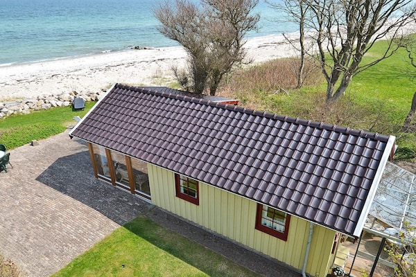 Vrijstaand vakantiehuis direct aan zee bij Otterup met panoramisch uitzicht - thumbnail 1