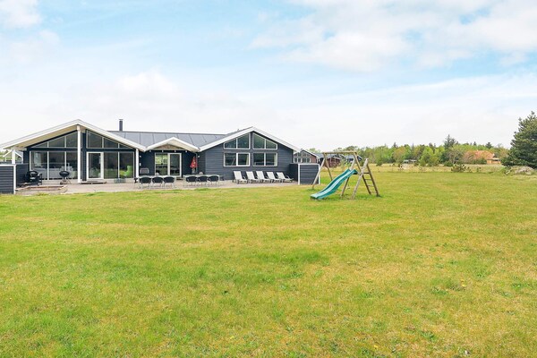 Groots vakantiehuis voor 18 personen met zwembad en activiteitenruimte, 350m van zee - thumbnail 1