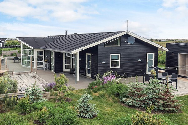 Ruim vakantiehuis met whirlpool & sauna op 900m van de Noordzeekust bij Løkken - thumbnail 1