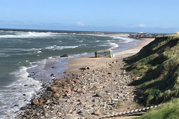Lichtrijk vakantiehuis op duinperceel bij Tornby Strand - thumbnail 3