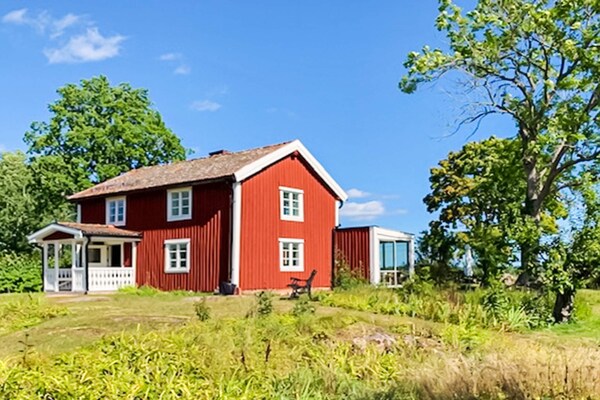 Op 300 m van zee: Traditioneel vakantiehuis in Loftahammar - thumbnail 1