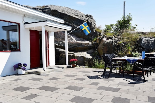 Stijlvol vakantiehuis aan de haven met zeezicht in Skärhamn, op 30 meter van het water - thumbnail 2