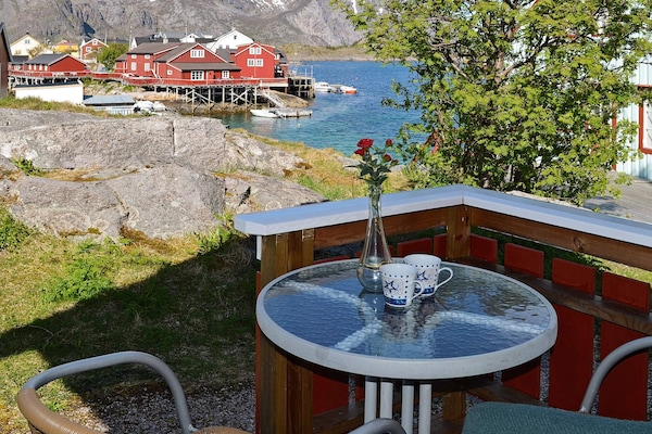 Knusse visserswoning aan zee in Henningsvær met panoramisch uitzicht op Lofoten - thumbnail 1