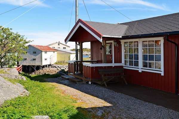 Knusse visserswoning aan zee in Henningsvær met panoramisch uitzicht op Lofoten - thumbnail 2