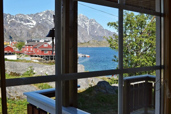 Knusse visserswoning aan zee in Henningsvær met panoramisch uitzicht op Lofoten - thumbnail 3