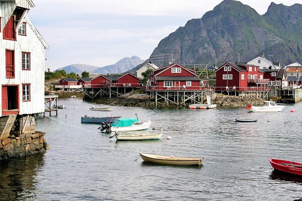 Knusse visserswoning aan zee in Henningsvær met panoramisch uitzicht op Lofoten - thumbnail 5