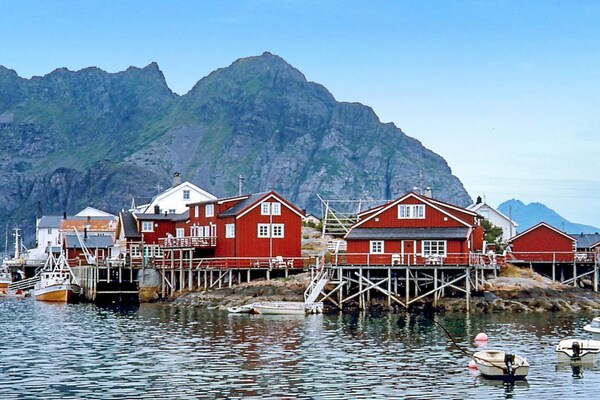Knusse visserswoning aan zee in Henningsvær met panoramisch uitzicht op Lofoten - thumbnail 4