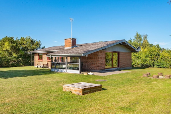 Vrijstaand vakantiehuis met sauna op 400 meter van het strand in Ørsted - thumbnail 1
