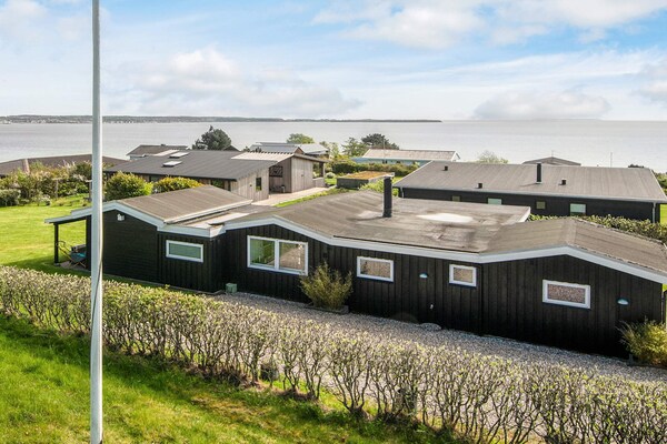 Licht vakantiehuis bij Ebeltoft met zeezicht en whirlpool, 300m van strand - thumbnail 1