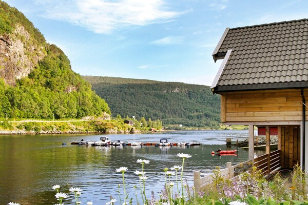 Vakantiehuis aan Sognefjord met eigen vissteiger in Leirvik - thumbnail 1