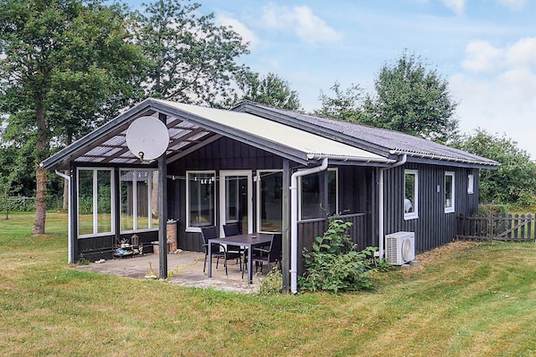 Knus vakantiehuis bij Serup Strand, 800m van de Limfjord - thumbnail 1