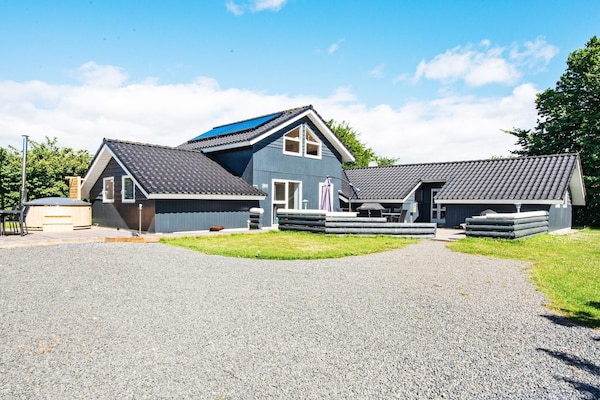 Luxe vakantiehuis met privé-zwembad en sauna op 350m van de zee in Juelsminde - thumbnail 1