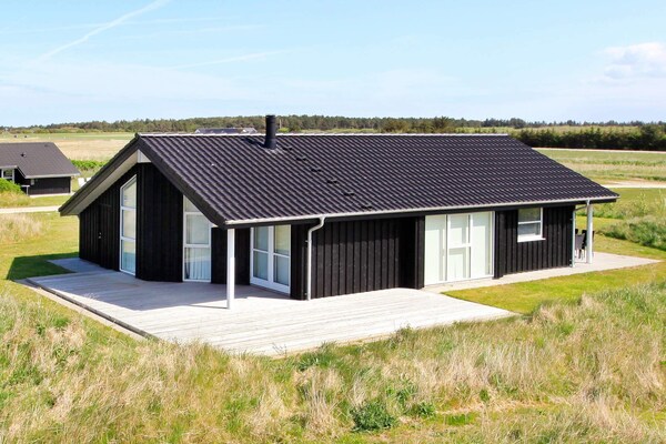 Licht modern vakantiehuis met whirlpool op 1,2 km van zee in Hirtshals - thumbnail 1