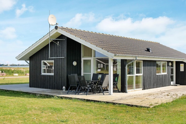Vrijstaand vakantiehuis met whirlpool en uitzicht op de Limfjord op 80 meter - thumbnail 1