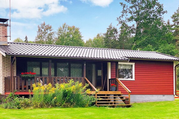 Sfeervol Zweeds vakantiehuis aan de golfbaan bij Vimmerby - thumbnail 1