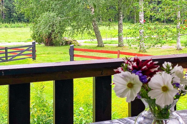 Sfeervol Zweeds vakantiehuis aan de golfbaan bij Vimmerby - thumbnail 2