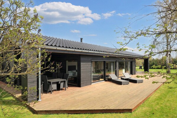 Licht Vakantiehuis met Sauna & Whirlpool op 300m van Zee in Hadsund - thumbnail 1