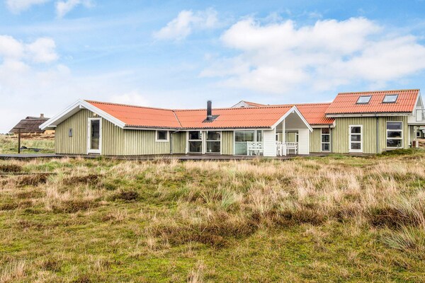Luxe vakantiehuis met sauna, whirlpool en zeezicht op 250 meter van strand Fanø - thumbnail 1