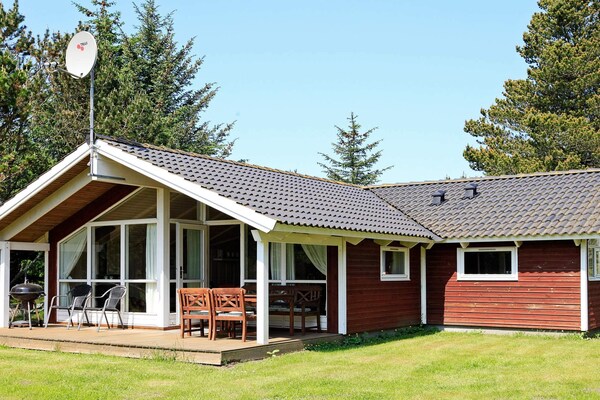 Licht vakantiehuis met sauna en whirlpool aan de golfbaan in Ålbæk - thumbnail 1